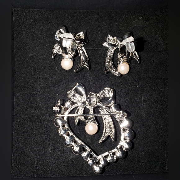 VNTG Lilylin Crystal & Faux Pearl Silvertone Heart & Bows Brooch and Earring set - Picture 9 of 13